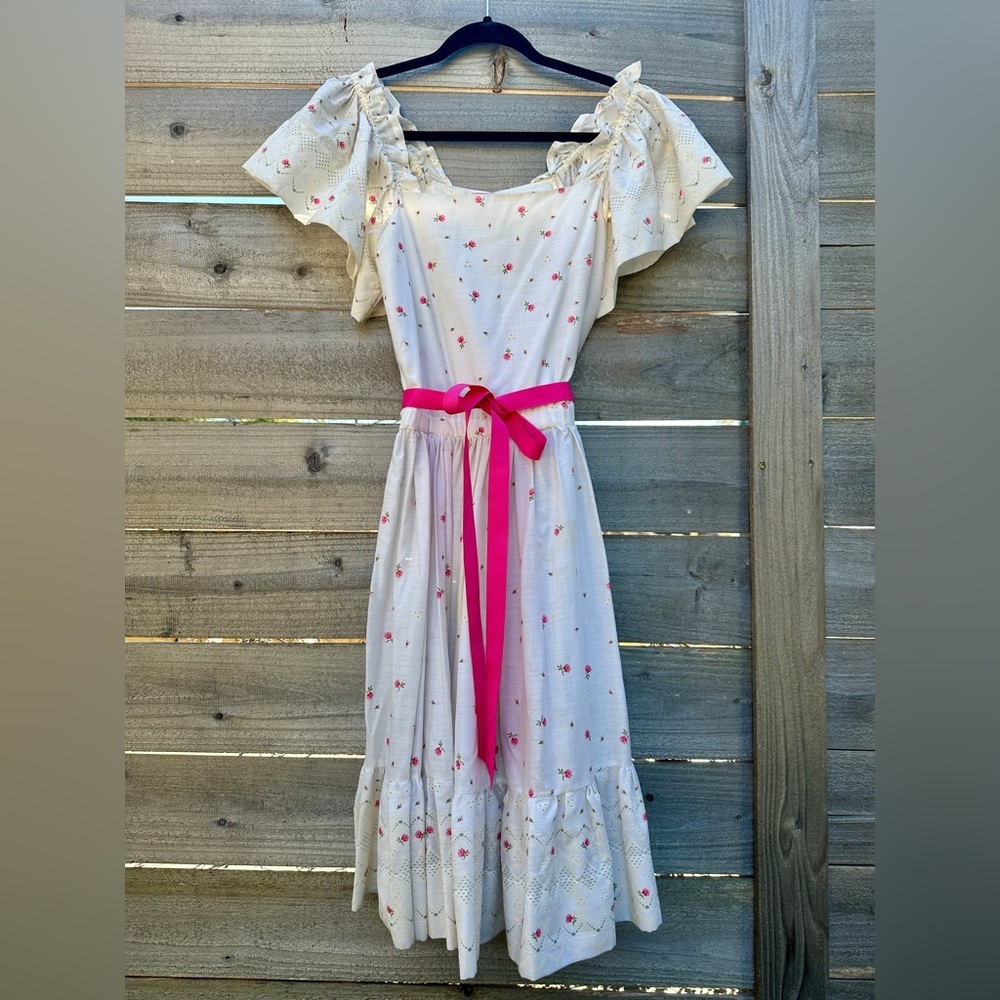 Vintage 1970s Handmade Floral Pink + White Eyelet Dress - Picture 3 of 8
